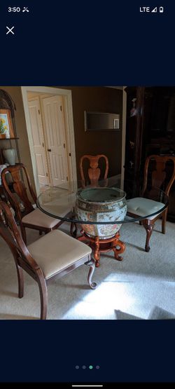 Dining room table with 4 chairs Thumbnail