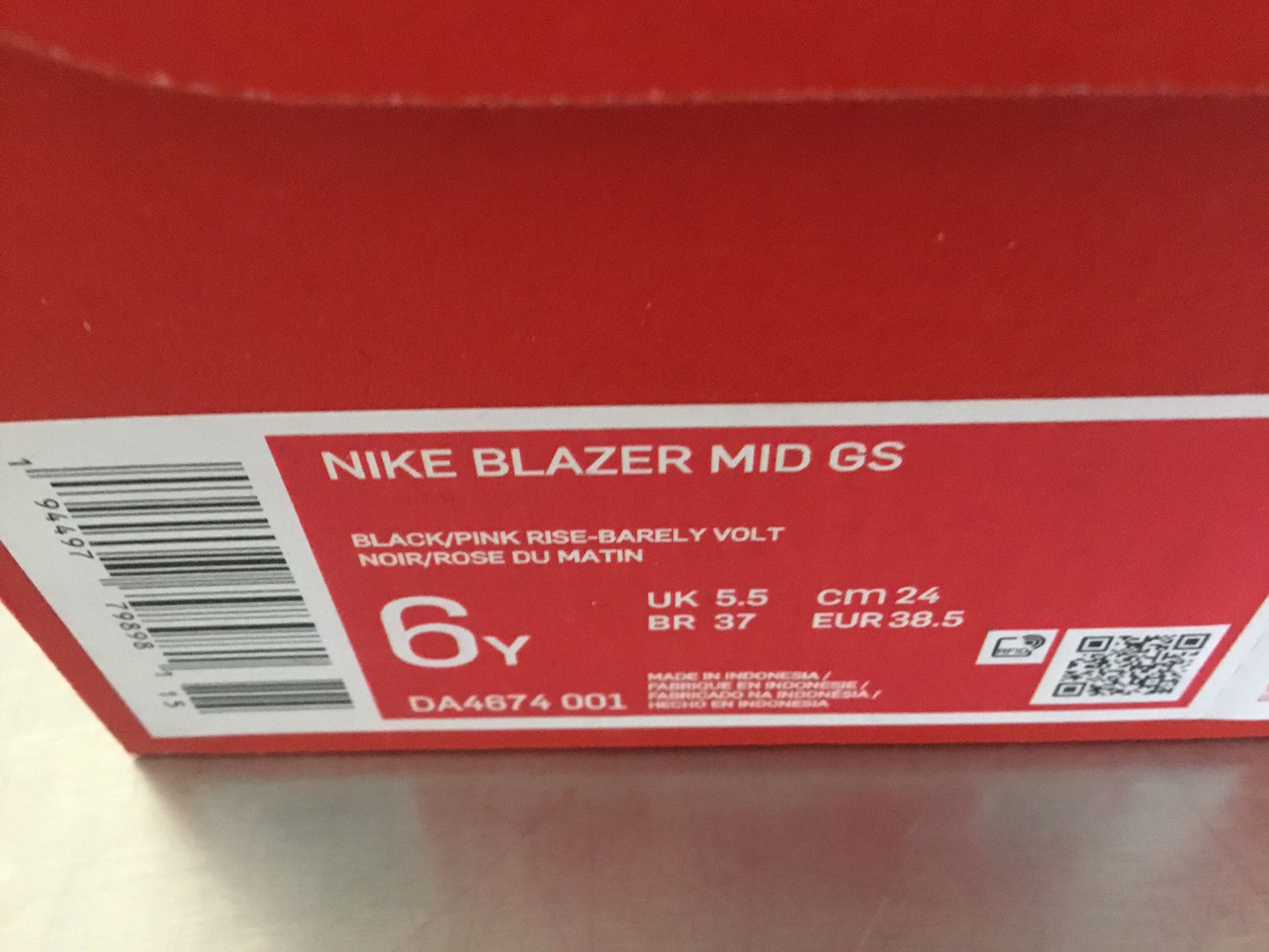 New Kid’s Nike Blazer Mid size 6Y (size 7.5 Women’s)