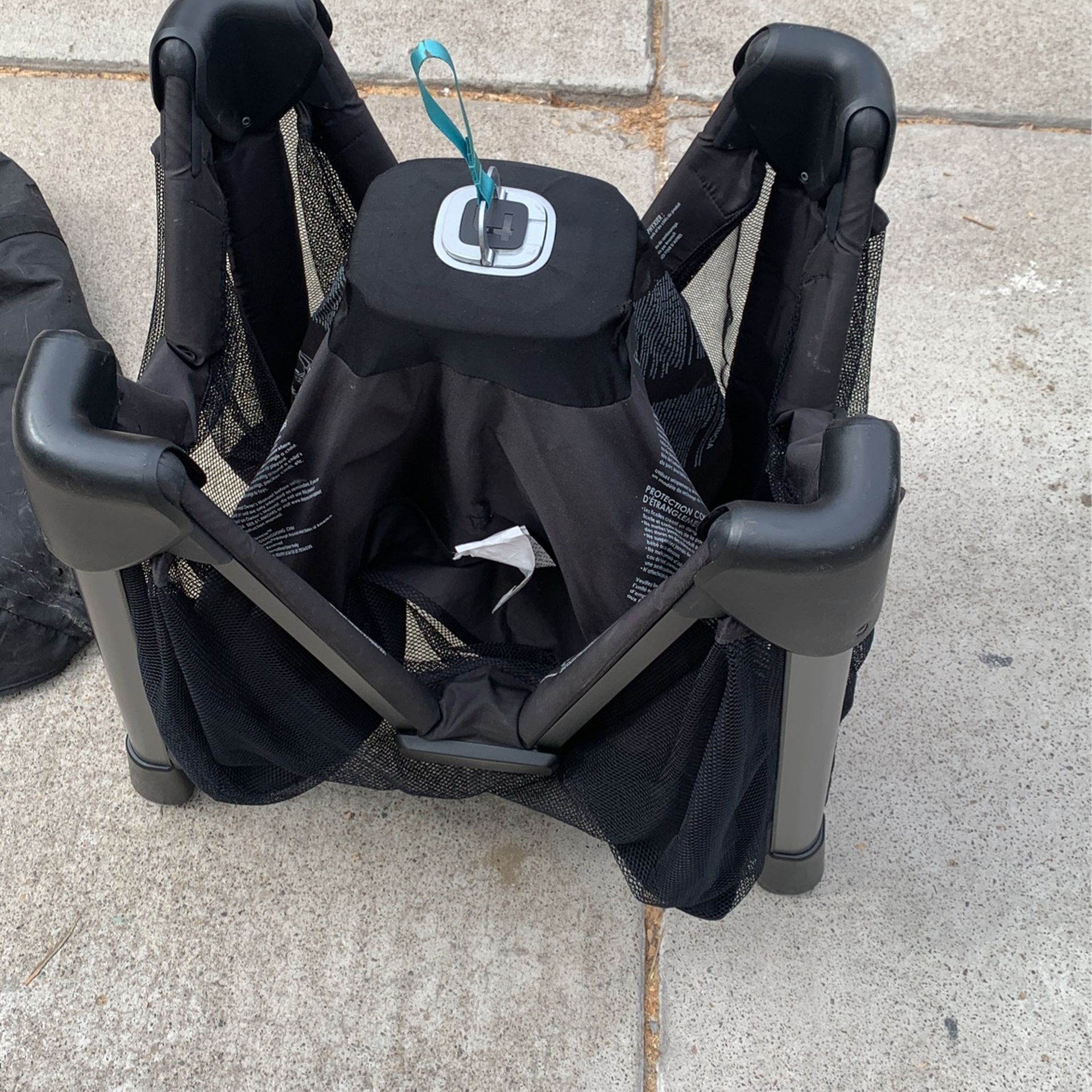 4 Moms Infant/toddler crib and changing table, collapsible With zippered carrying bag