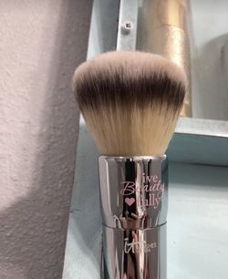 NEW iT Cosmetic Foundation Makeup Brush Thumbnail