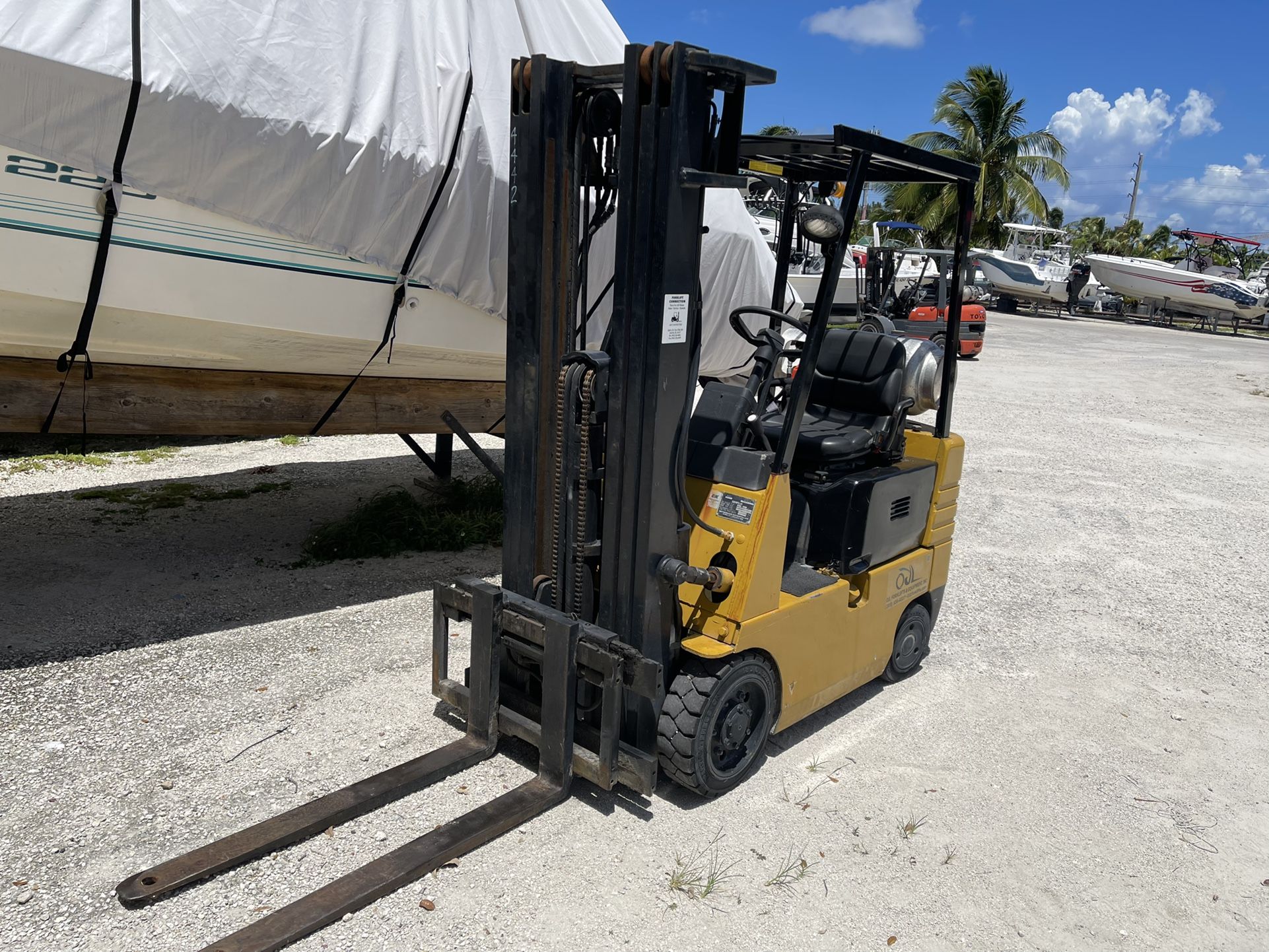 Very nice Cat 3500lb Three Stage Forklift Works Perfect