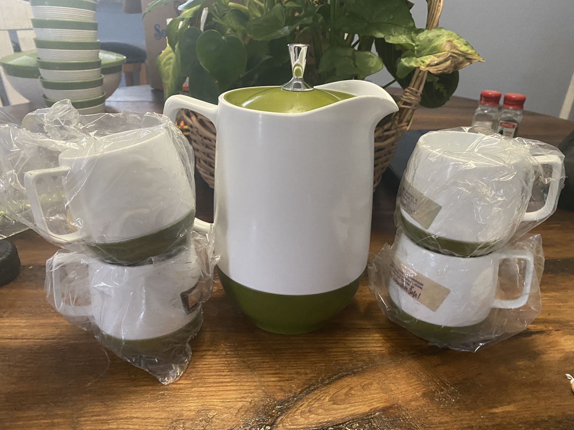 Vtg Thermos Retro Pitcher and 4 cups Insulated Ware King-Seeley USA 8" - avocado. The 4 cups are still in unopened original packaging. The pitcher a