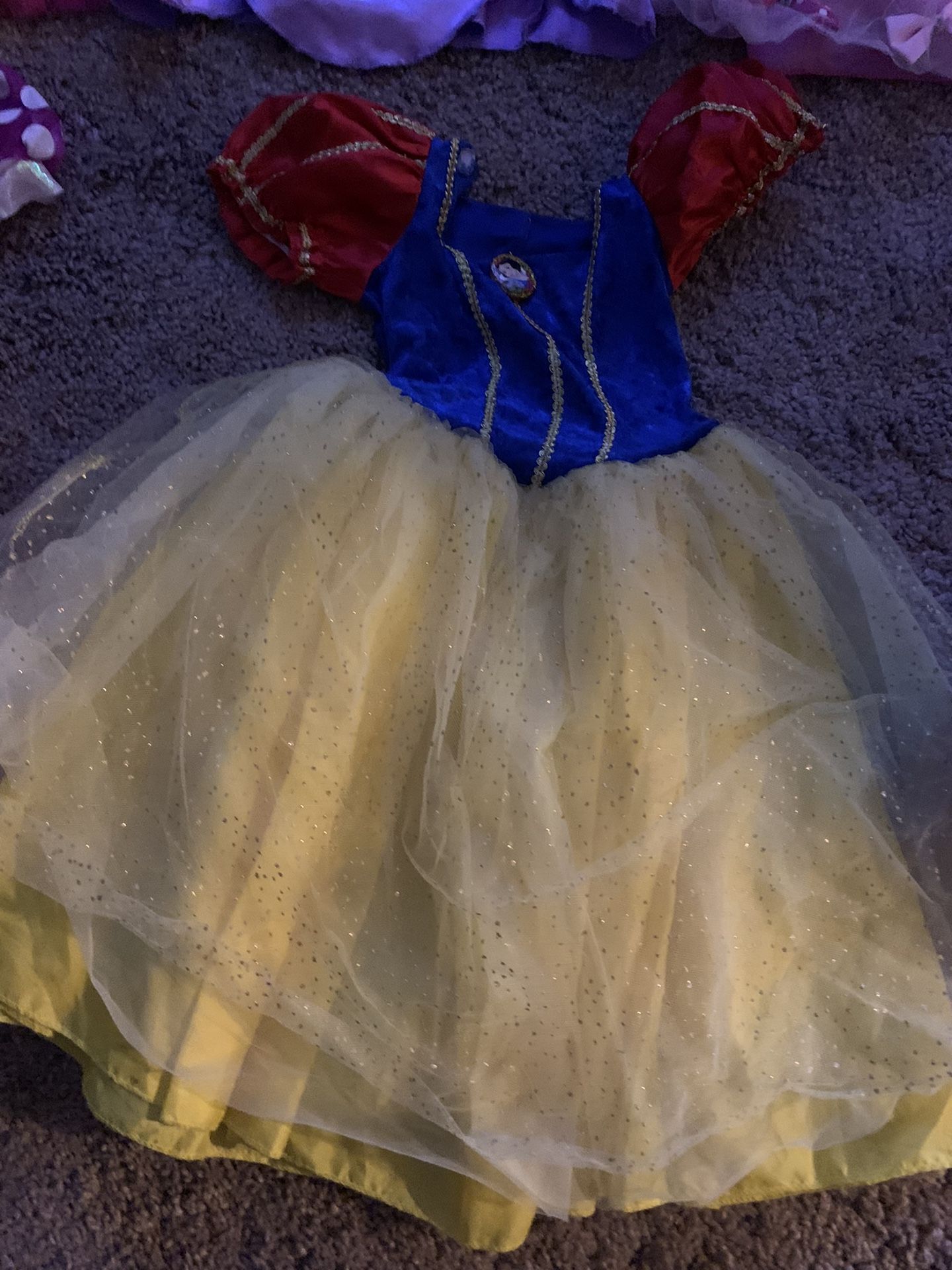A cinco dólares cada uno los de Mickey mouse son talla seis talla cinco talla uno talla dos el de Blancanieves talla cinco el de calavera rojo t talla