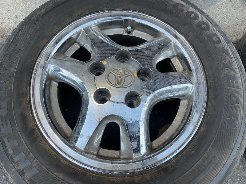 Chrome Toyota or Lexus Aluminum 14 inch wheels and caps - T02396
