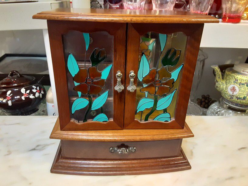 Beautiful Looking VINTAGE Jewelry Box With  STAIN GLASS  WINDOWS PLUS  PLAYS MUSIC 