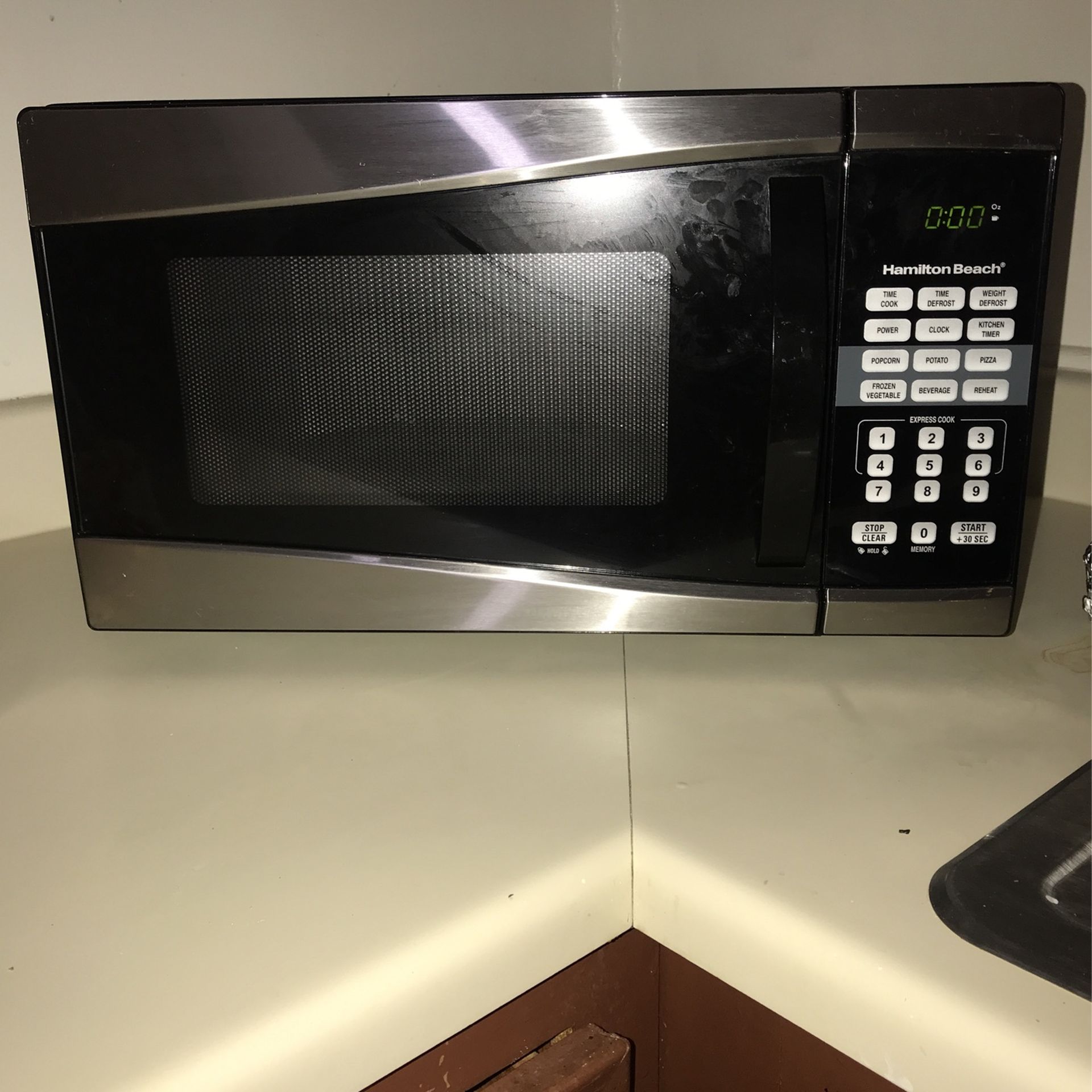 900 WATT MICROWAVE ''HAMILTON BEACH''