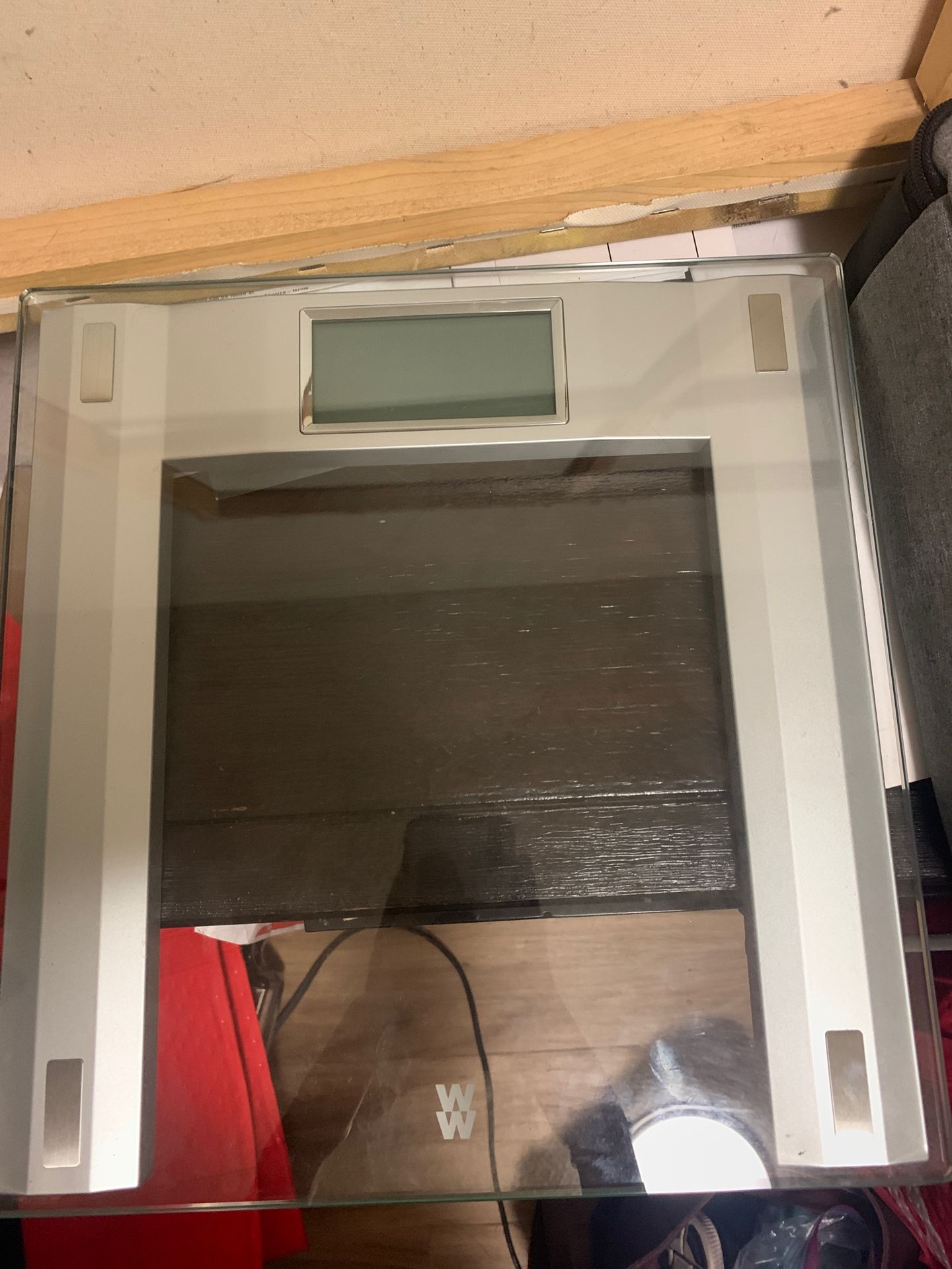 GLASS BATHROOM SCALE