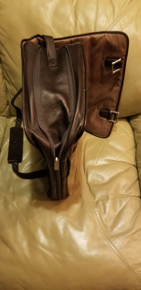 Wilson's Leather Light Weight Expandable Messenger Or Laptop Bag. Dark Brown