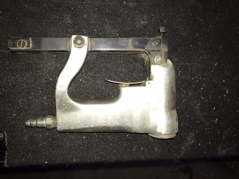 Senco pneumatic staple guns