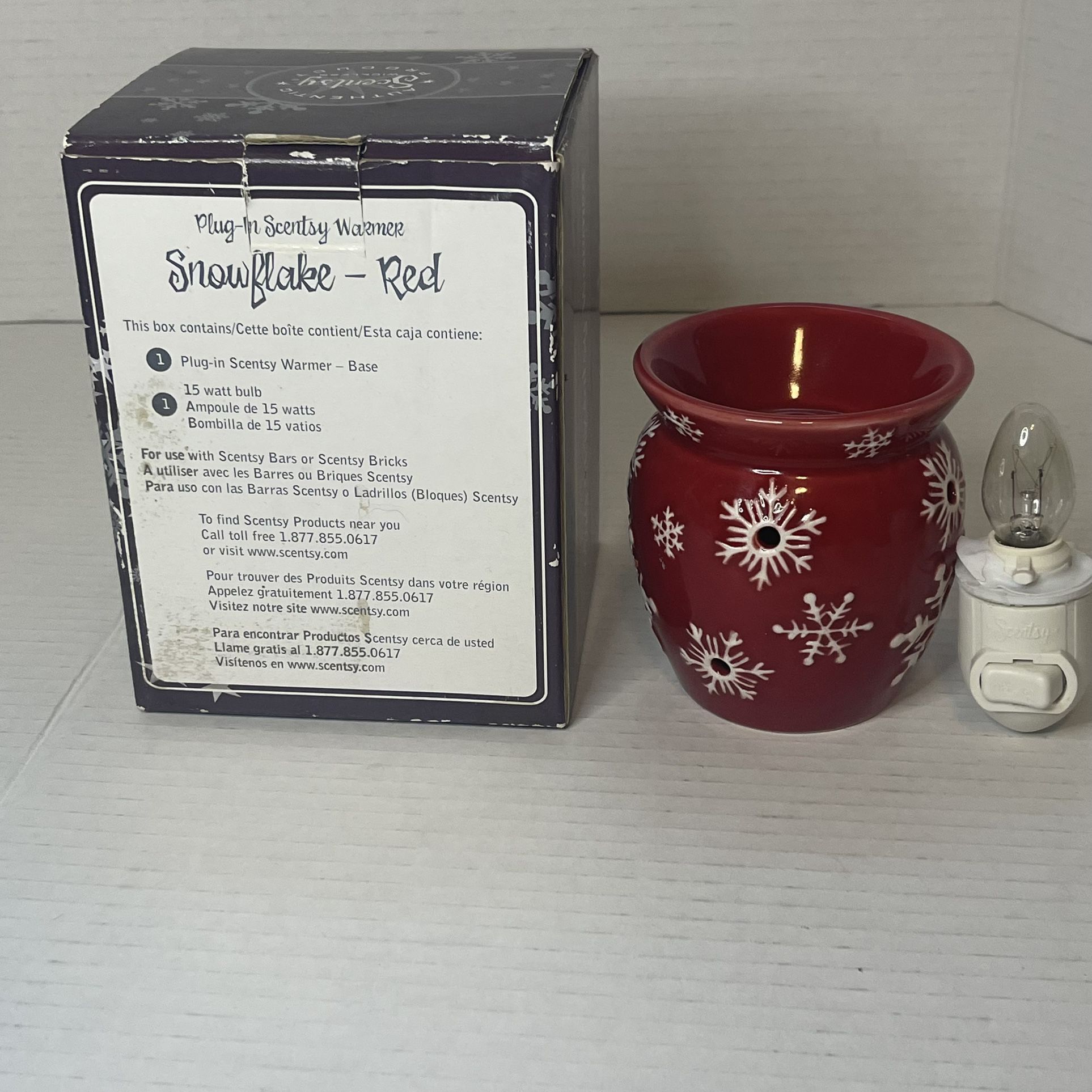 Scentsy Snowflake - Red plug in warmer with new bulb & 1 package of wax melts 