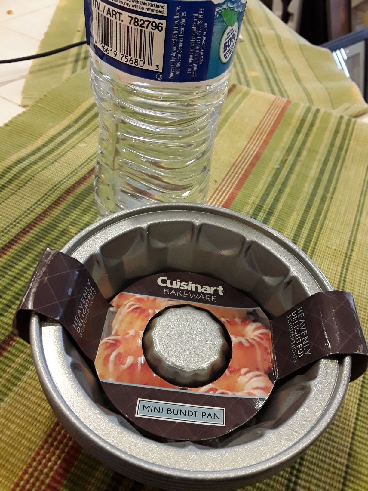 MINI BUNDT PAN. SET OF 4