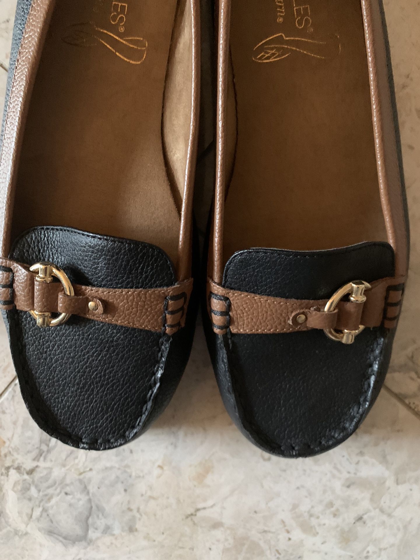 Like New AEROSOLES Stitch N Turn Womens Leather Upper Balance Man Made Slip On Flat Loafers Shoes Size 9M