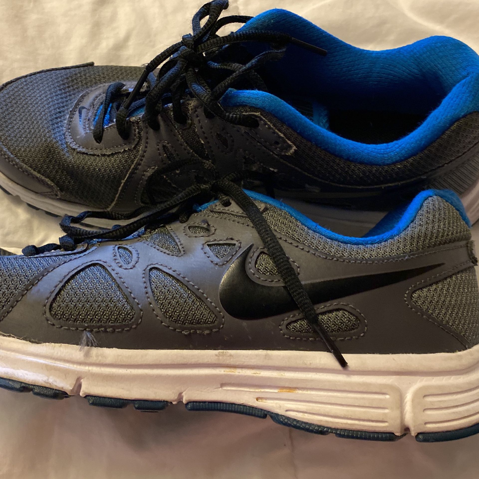 Nearly New Nike Lightweight Shoes, Size 8.5 Mens