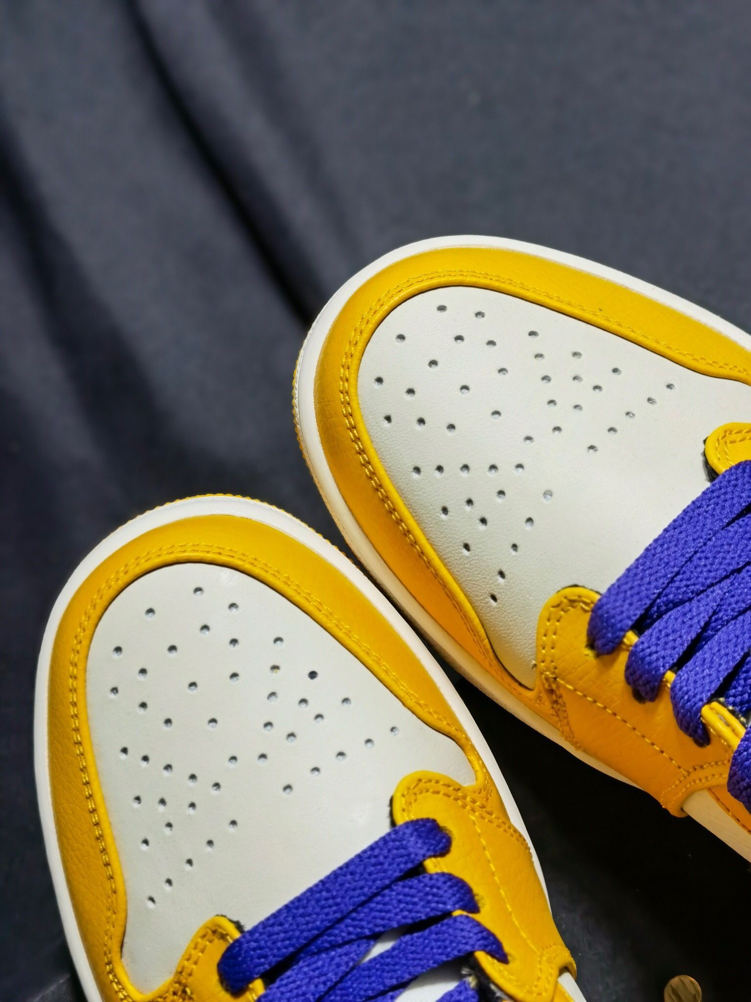 Air Jordan 1 Mid Lakers