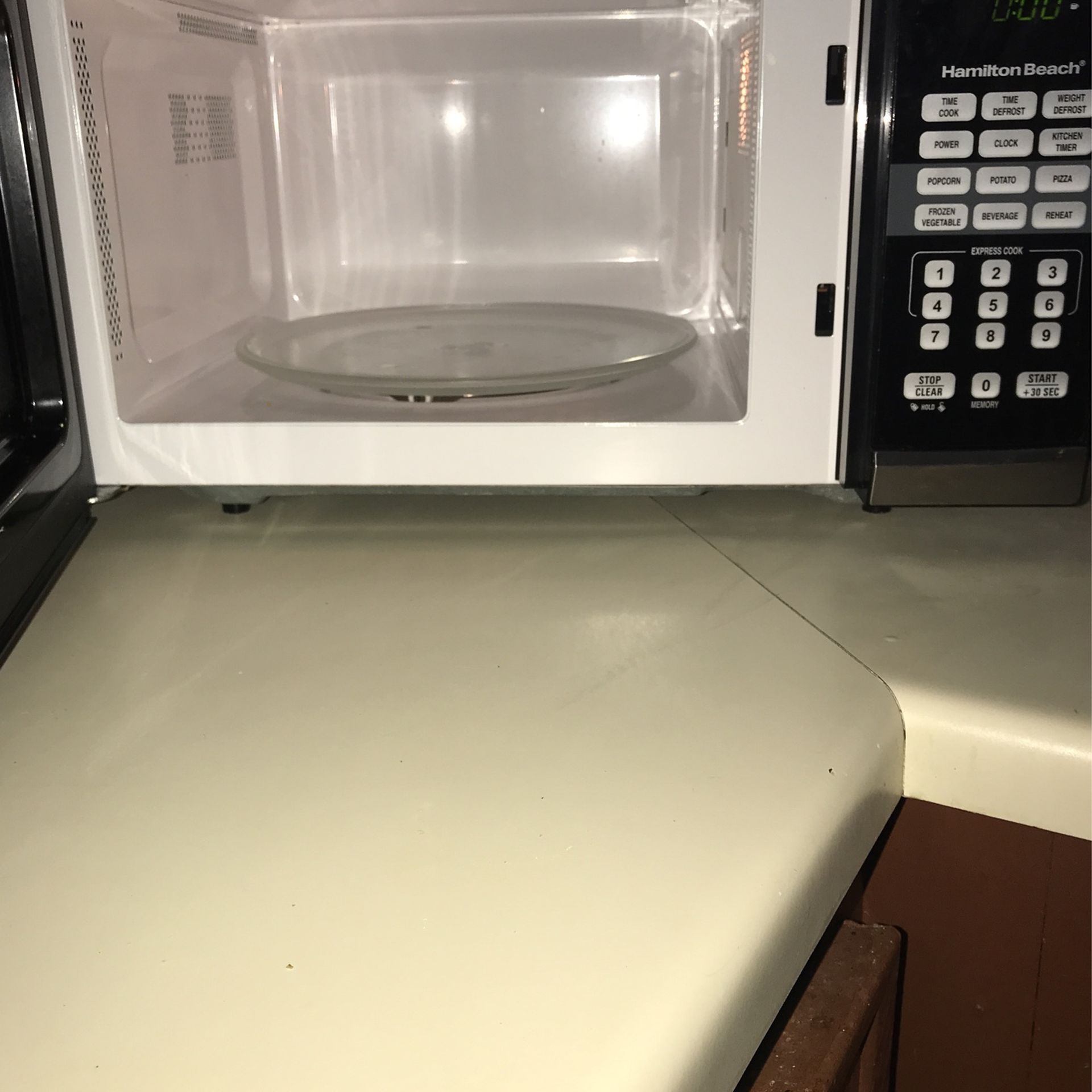 900 WATT MICROWAVE ''HAMILTON BEACH''