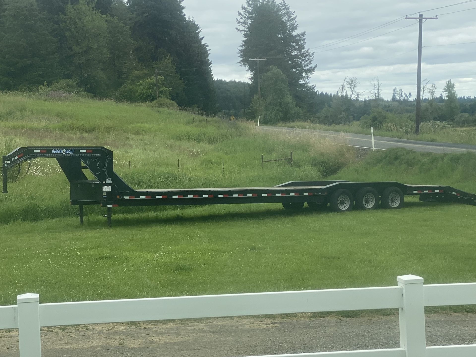 2017 Load Max Gooseneck Trailer 40’ w/ mega ramps for Sale in Centralia