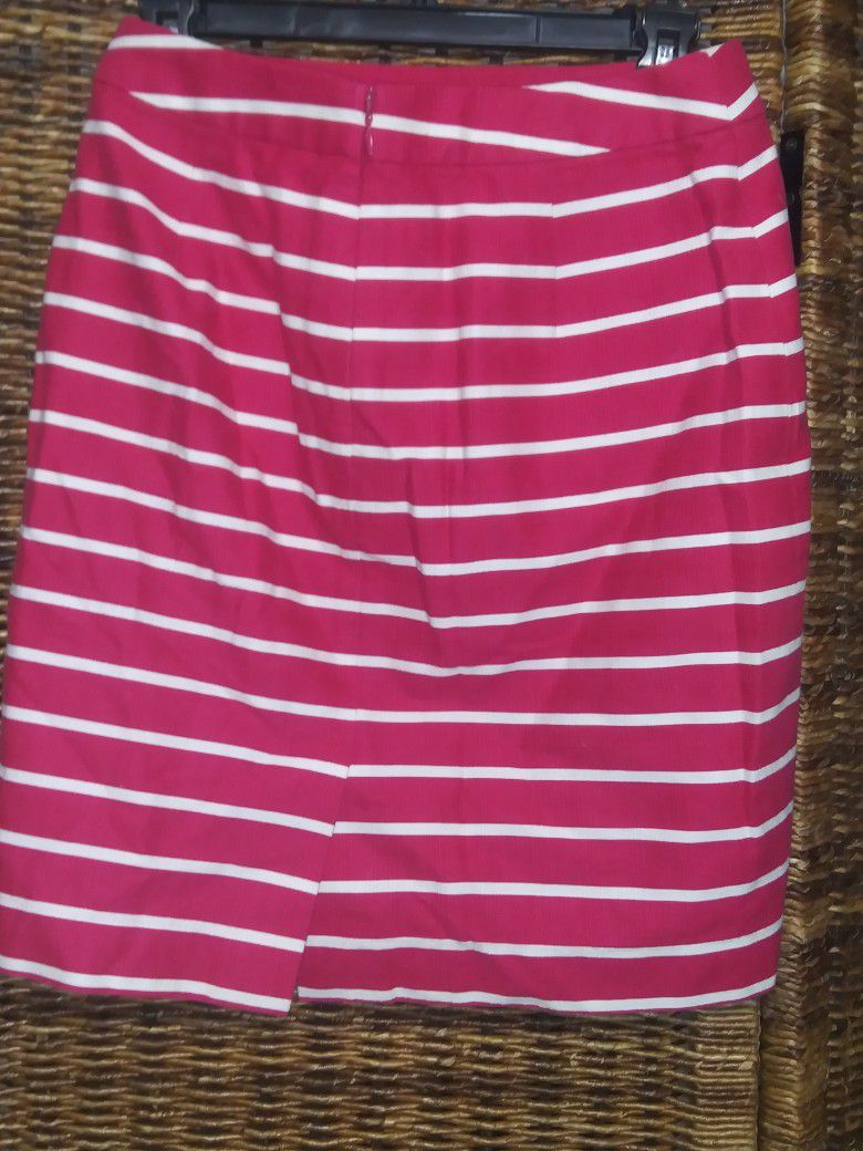 Banana Republic Women's Size 4 Red White Stripe Pencil Skirt Fully Lined

Excellent Condition!!

**Bundle and save with combined shipping**

