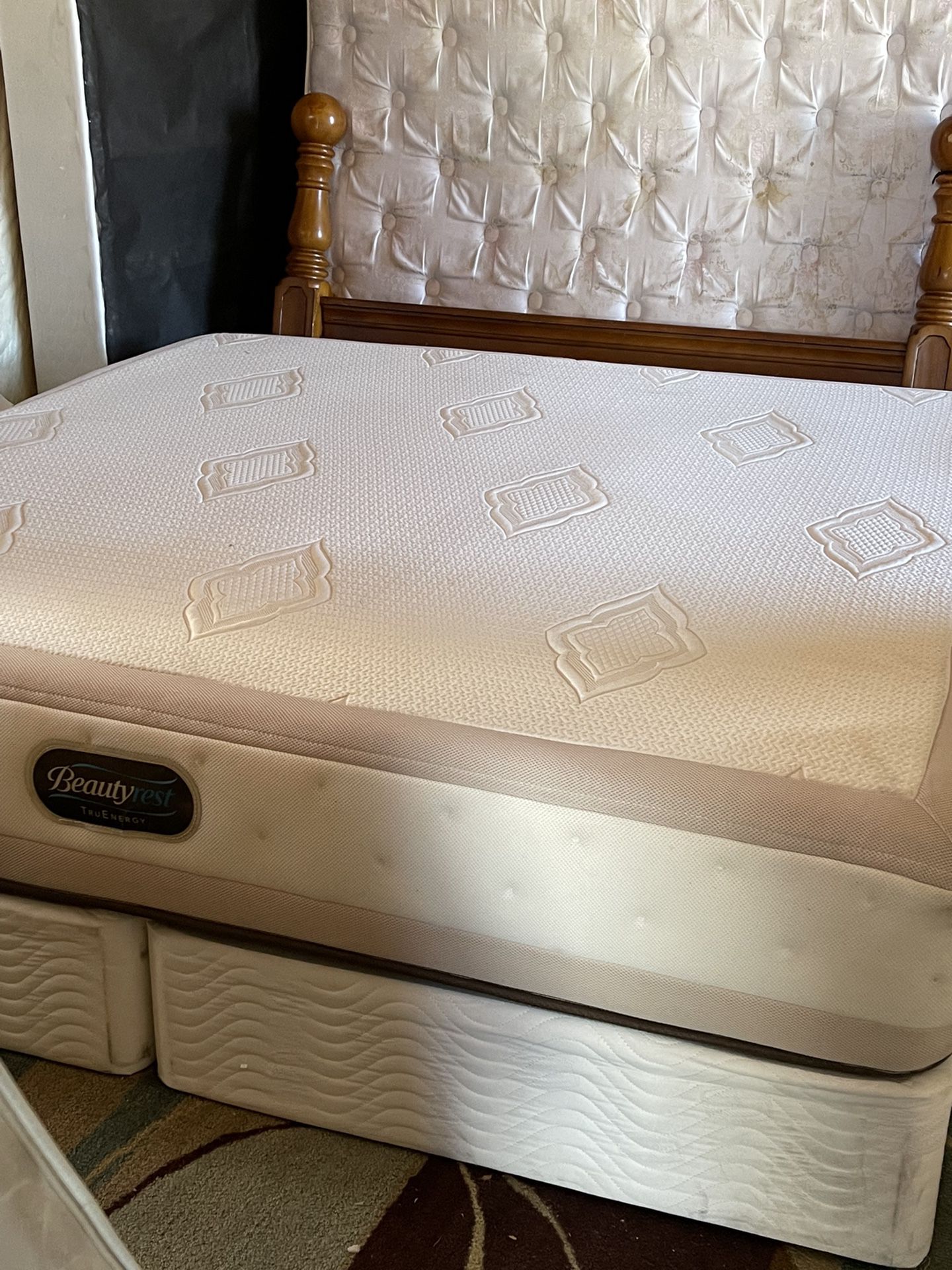 USED KING SIZE BEAUTYREST HYBRID MATTRESS WITH BOX SPRING