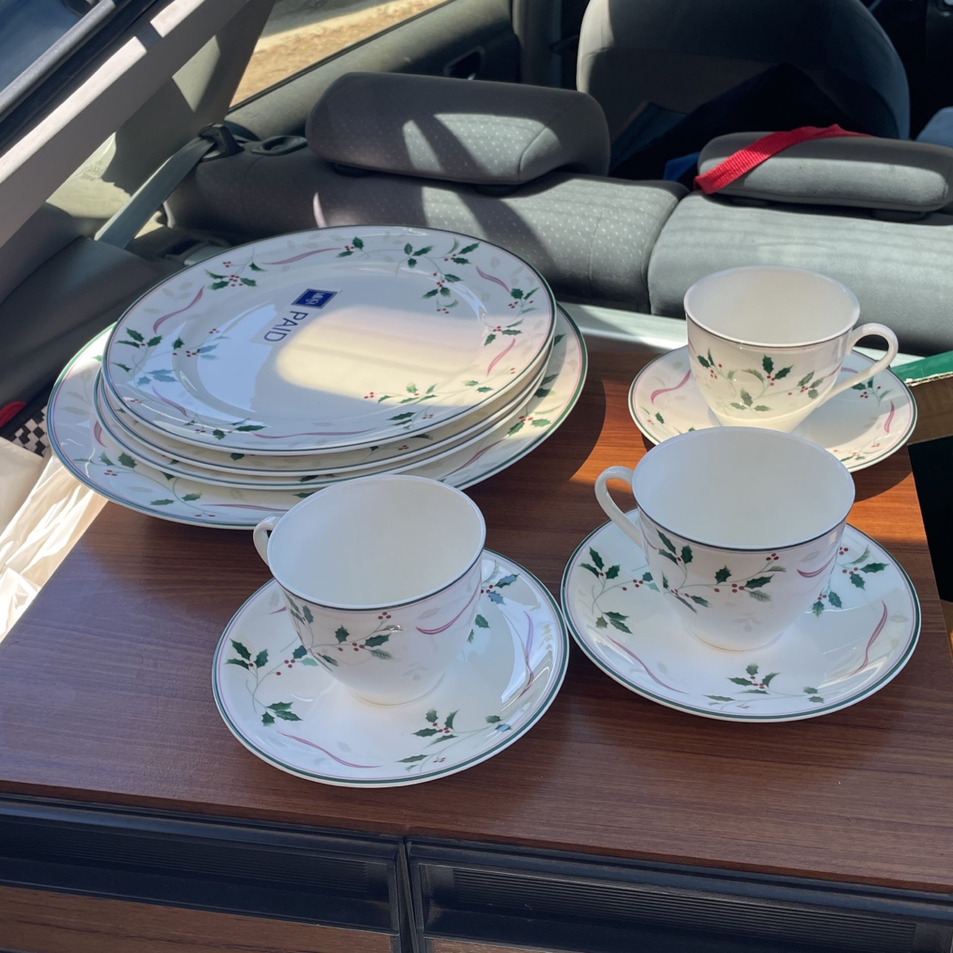 MIKASA BONE CHINA  HOLIDAY SPLENDOR  Y1025 SET OF 3 CUPS & 3 SAUCERS