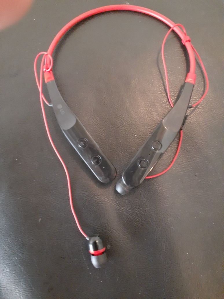 LG magnetic headphones