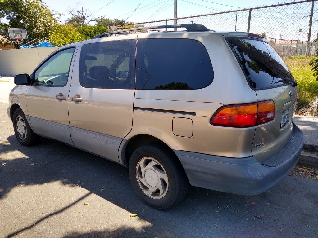 2000 TOYOTA SIENNA MINIVAN for Sale in Hawthorne, CA - OfferUp