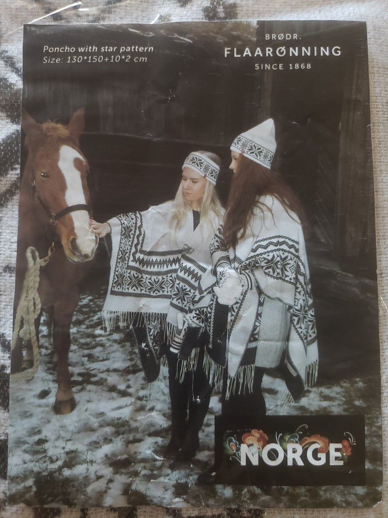 Knitted Wool Poncho Star Design. Traditional Norwegian Scarf. White/Black. One Size. 

Size: 150 x 140 x 10*2 cm