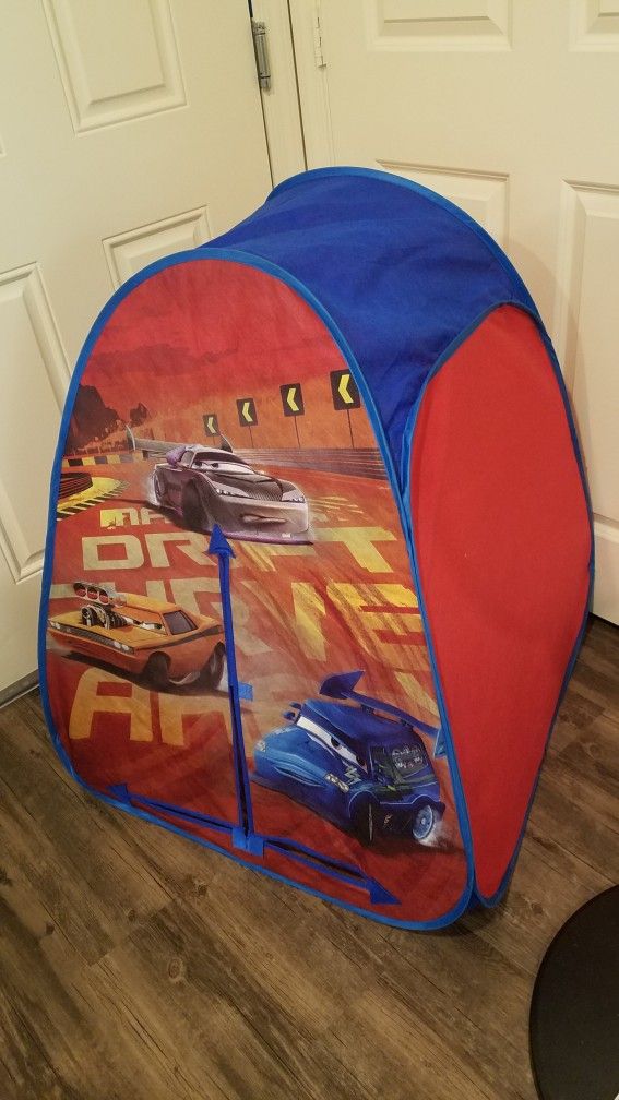 Disney's Lightning McQueen Wooden Racing Car Bed w/Mattress/Sheet Set & PlayHut Tent