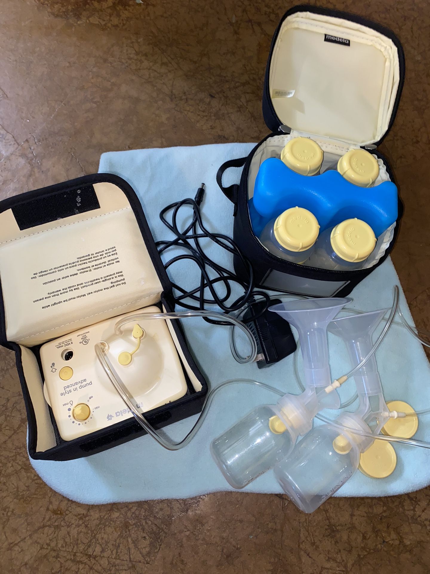 Medela Breast Pump w/ Storage Cooler