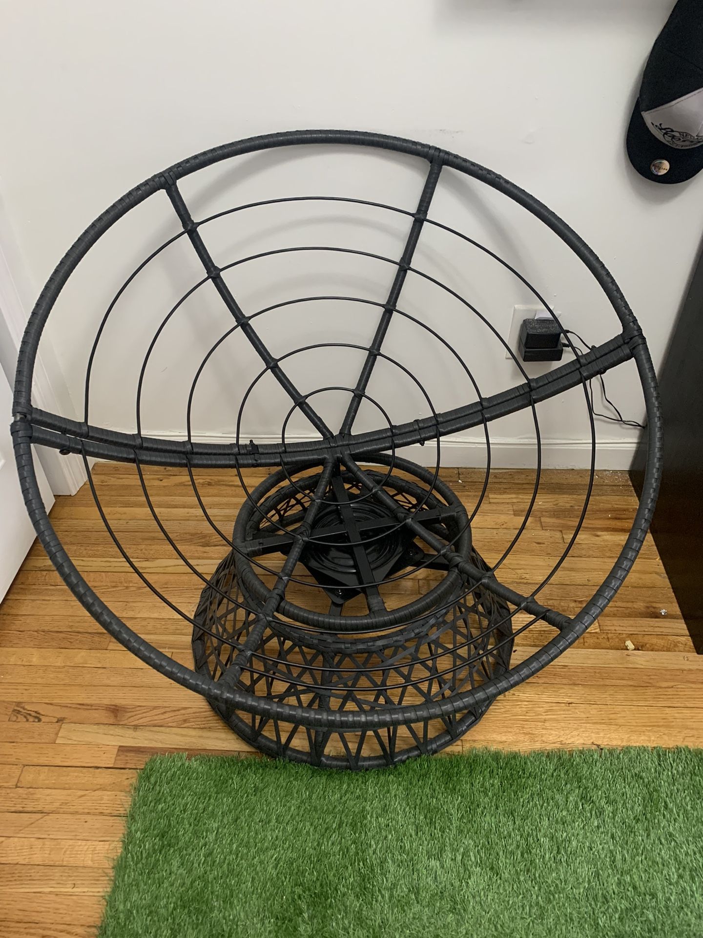Pier 1 Large metal Papasan Chair And Cushion Excellent Condition