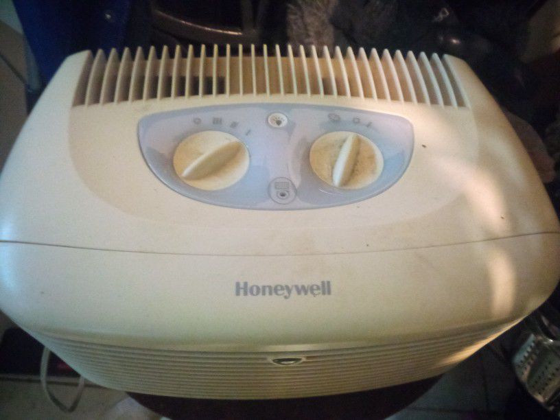 Honeywell HEPA Clean Compact Air Purifier