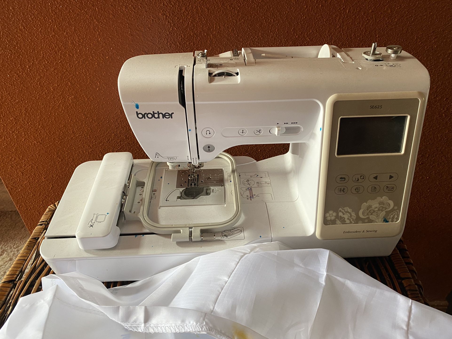 Brother SE625 Embroidery & Sewing Machine 