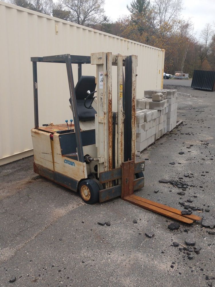 Electric forklift