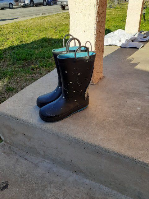 Carter Rain And Snow boots Size 12 Kids