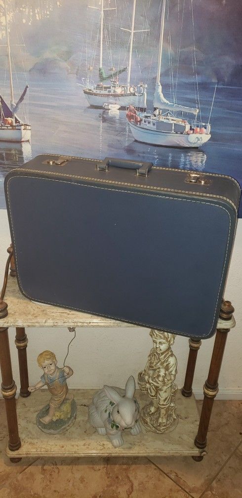 VINTAGE SET OF LUGGAGE