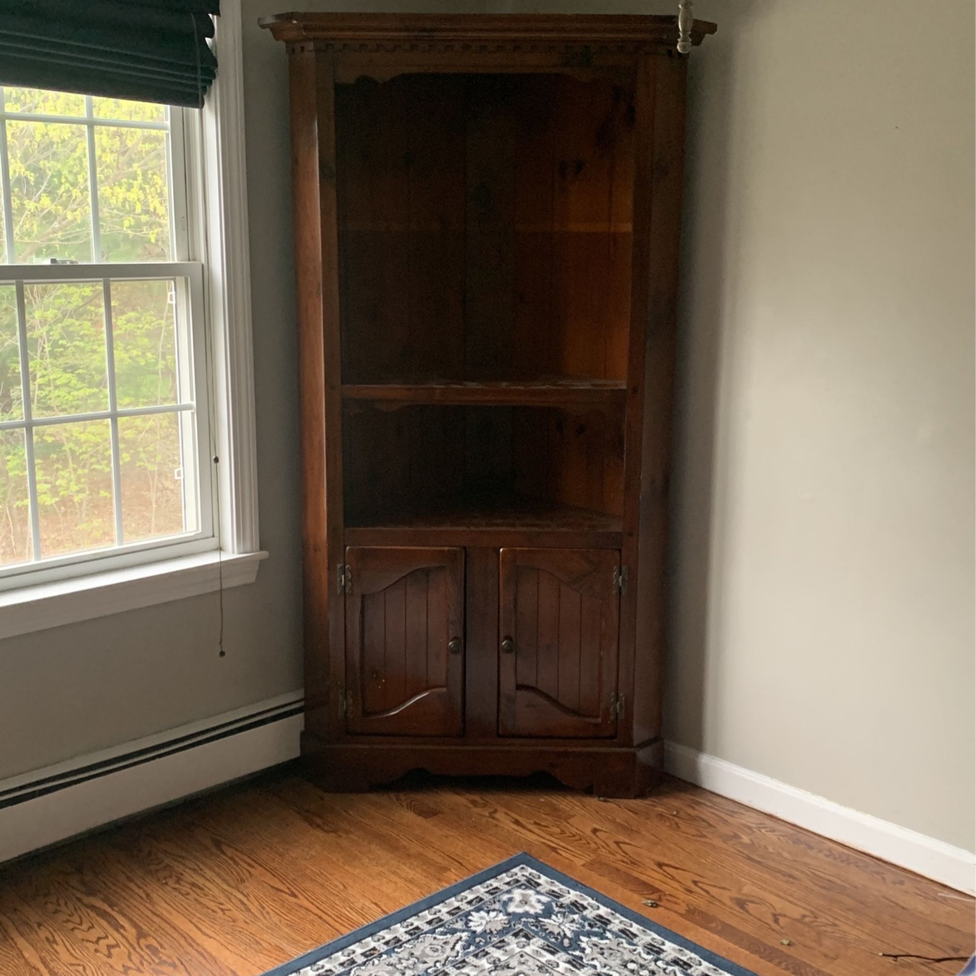 Corner Hutch