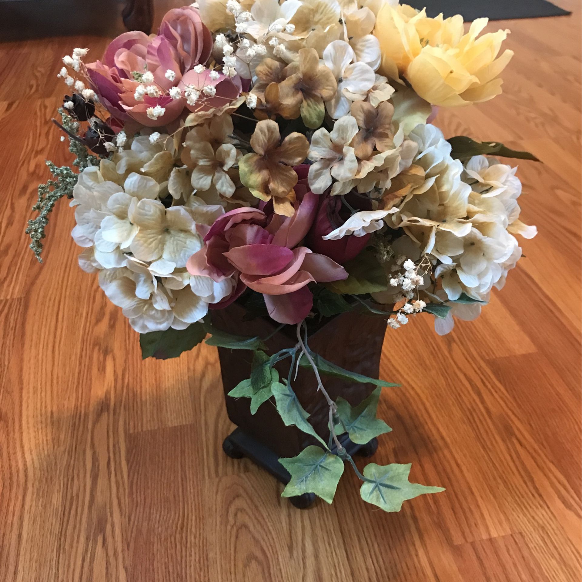 Decorative flower arrangement (fake Flowers)