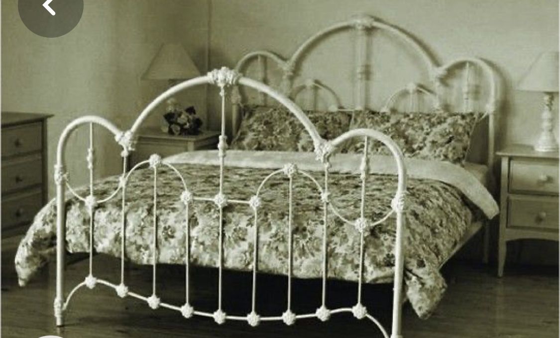 Antique style white twin bed with new Matress
