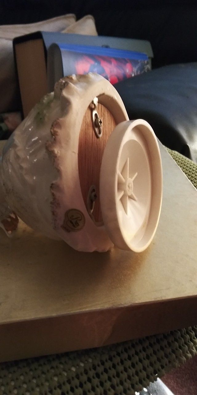 VINTAGE COLLECTIBLE LADIES MISS NOVEMBER CERAMIC PORCELAIN "HAPPY BIRTHDAY" MUSIC BOX MADE IN JAPAN
