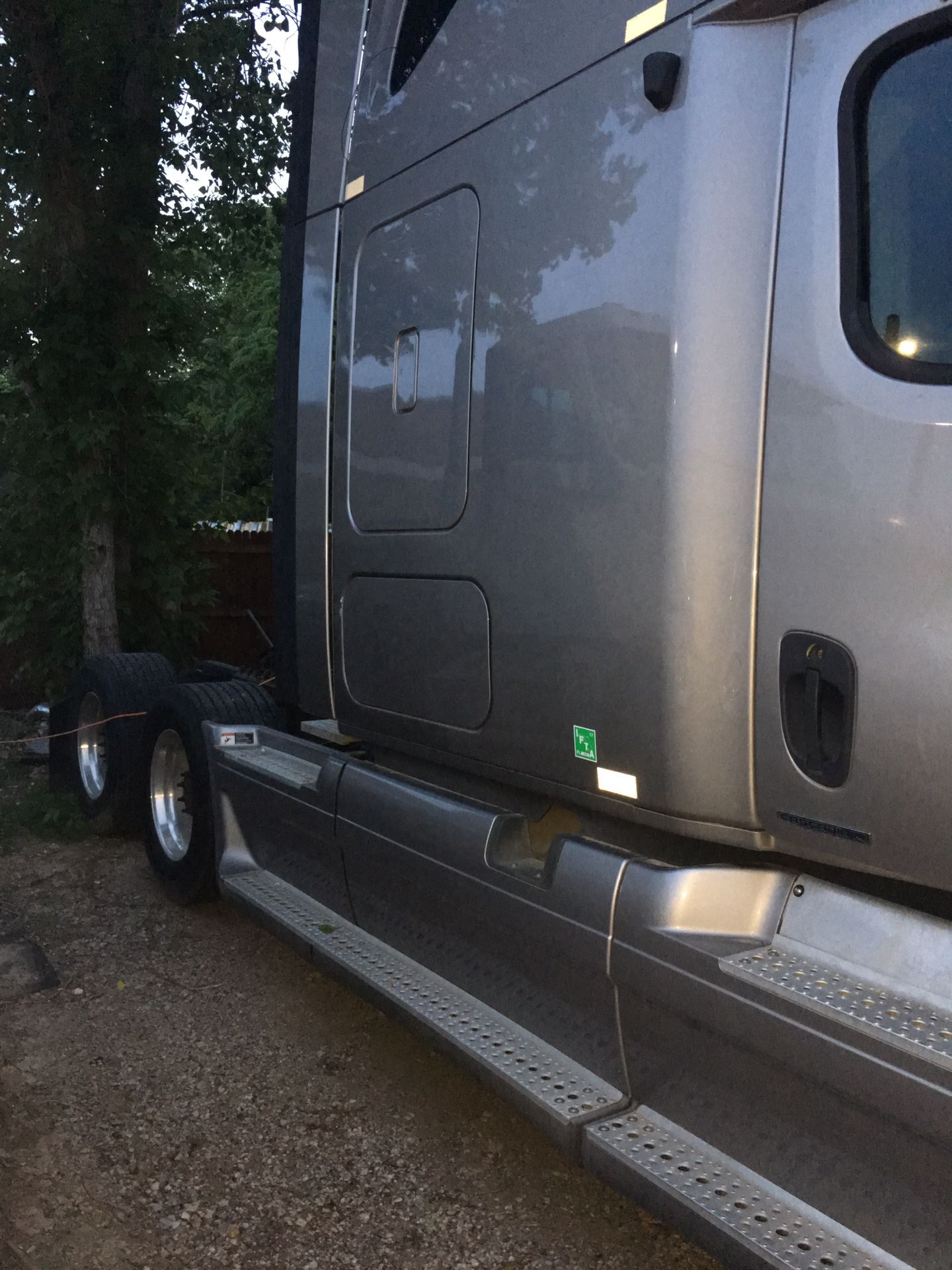 2011 Freightliner Cascadia Detroit DD15 y 10 spds transm, Dump