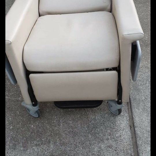 Geri Chair With Side Tray