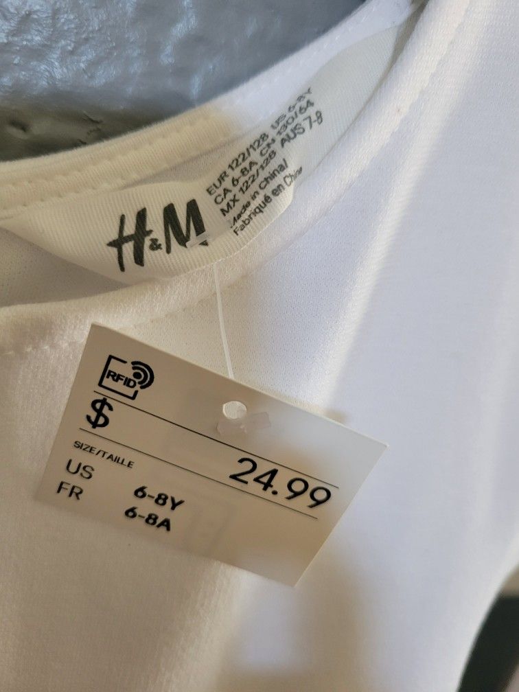 Unicorn Dress NEW. H&M.
Comes from pet friendly home.
Final sale on shipped items. Non-returnable.