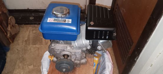 LIKE NEW GREYHOUND 2.5 HP GAS ENGINE READY TO GO NEW $250 ASKING $100!!!  Thumbnail