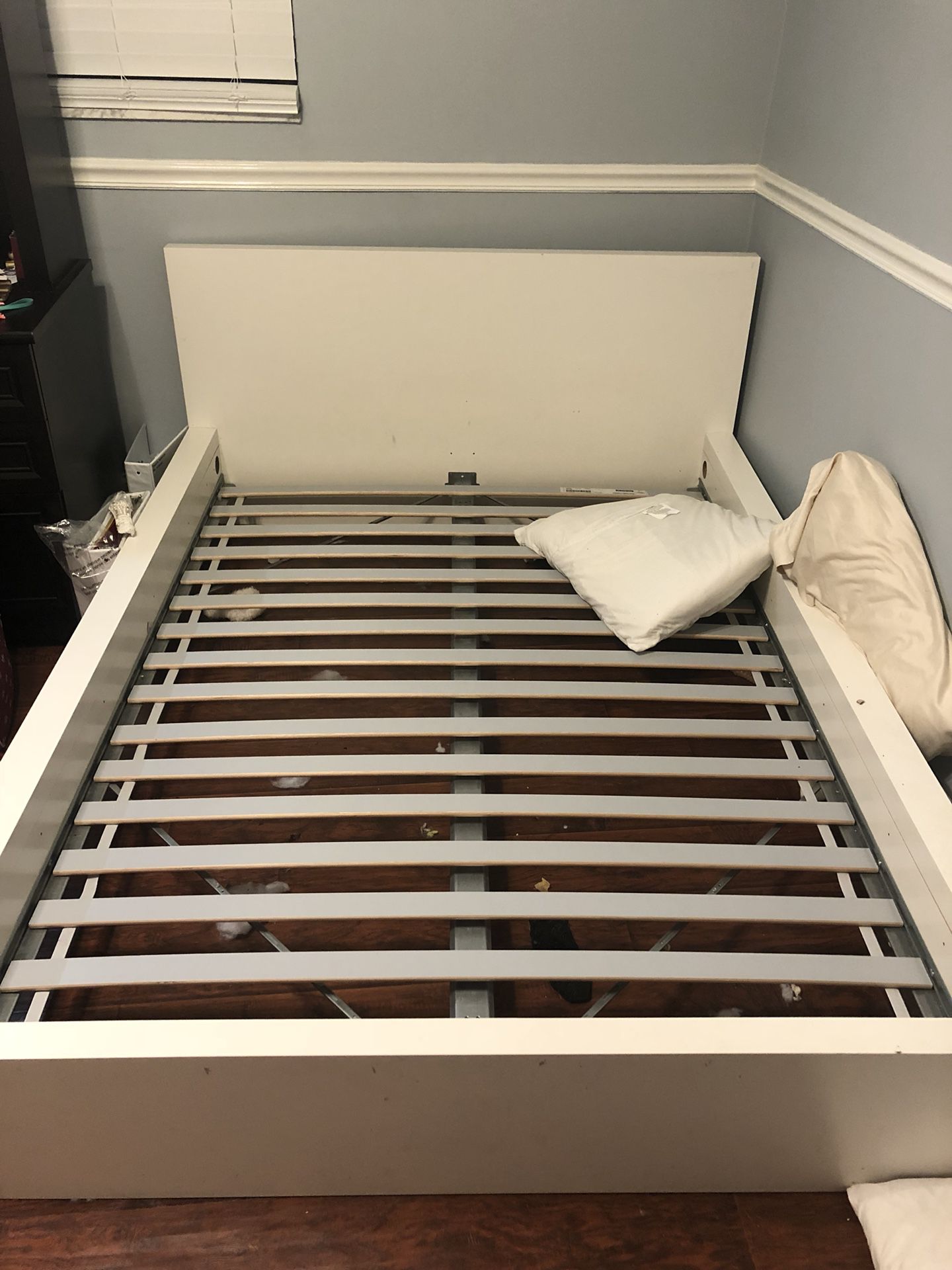 Ikea Full Malm Bed Slats Nightstand, Does Ikea Malm Bed Need Slats