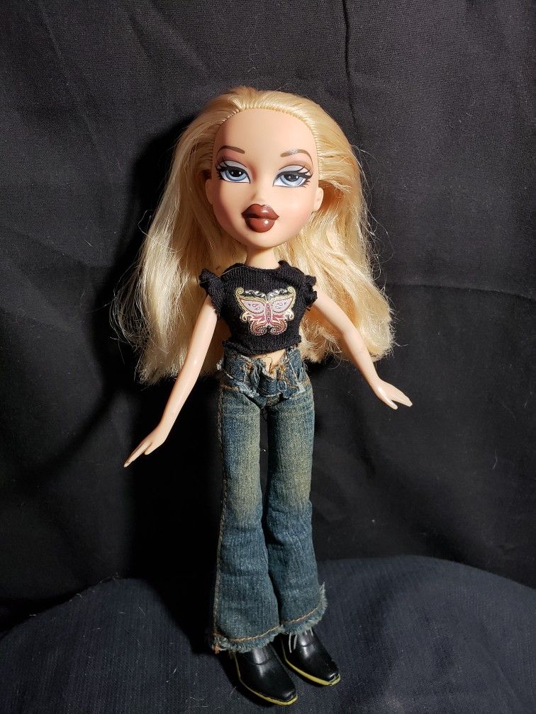 Bratz doll blonde hair 2001 . Doll is 10" tall . Good condition and smoke free home.
