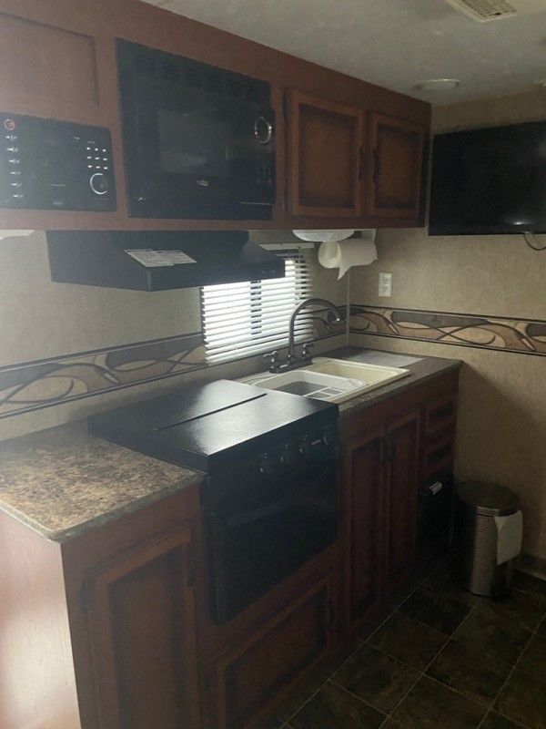 2015 KZ. Sportsmans 21 Ft Trailer, Clean , Sleeps 4 , Ac , Refrigerator , Bed , U Couch Dinning Table Ready To Go. Title In Hand. 14 900.00