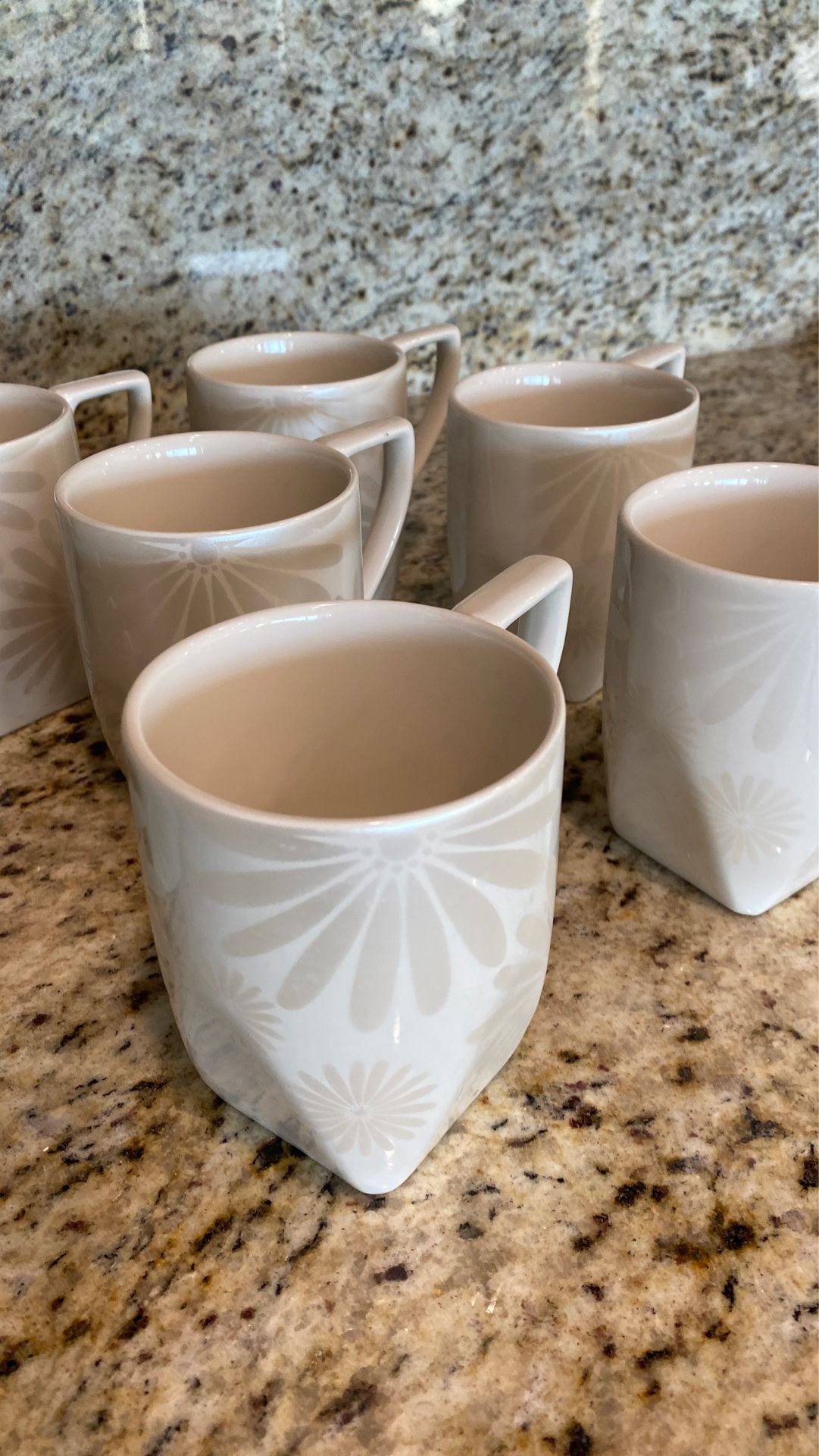 Tea/coffee cups/mugs