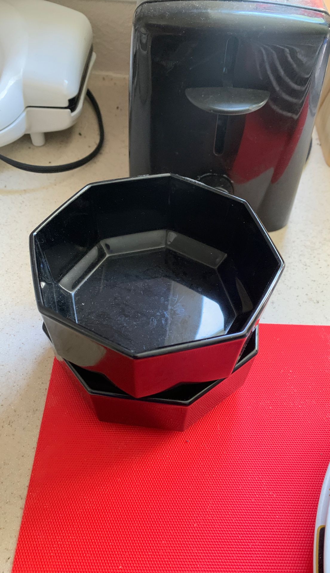 Two coffee cups two small bowls for medium bowls three large bowls three small plates four medium plates and four large plates