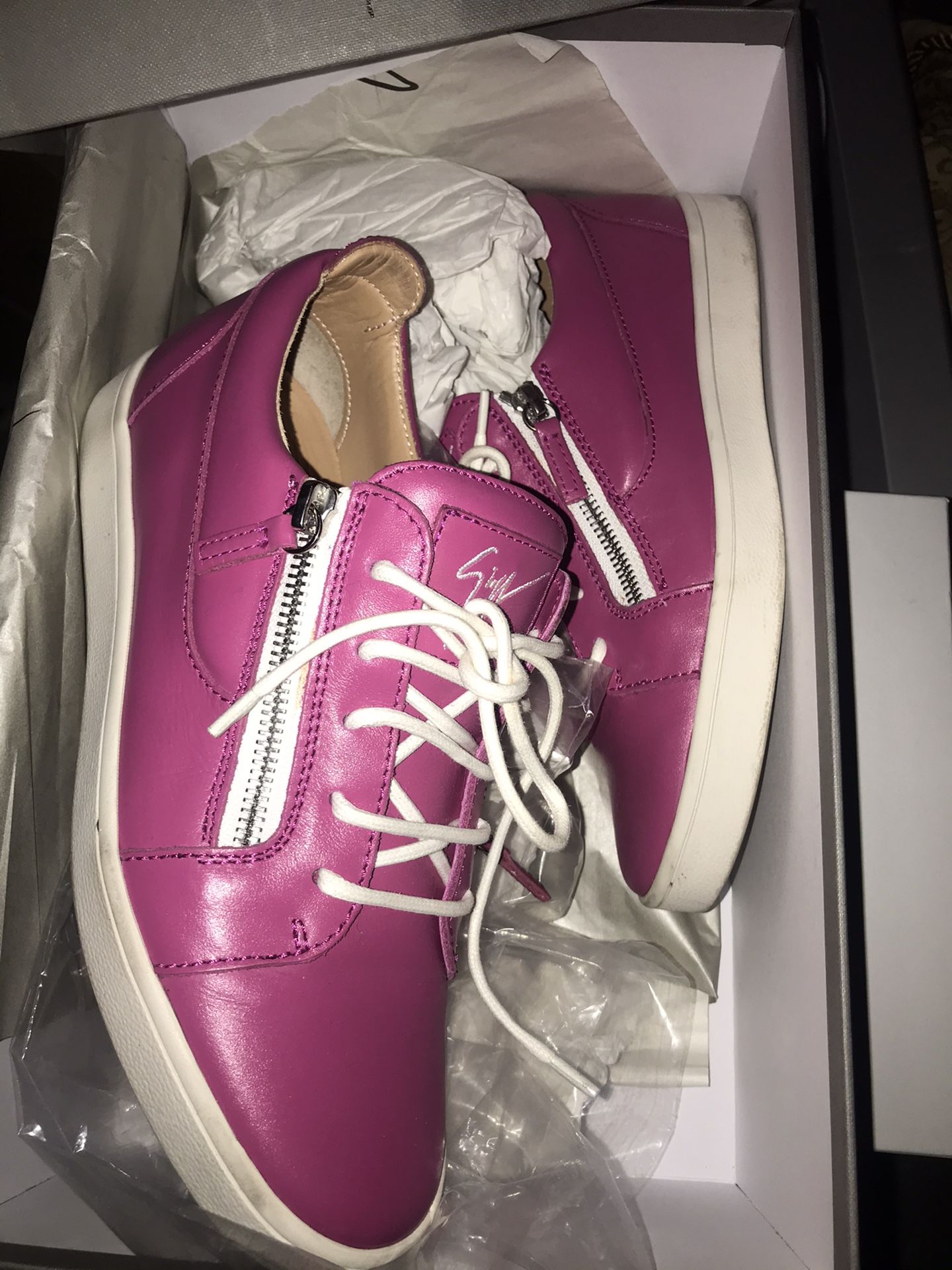 Men’s And Women Shoes 👞 👟 👠 Mens Size 11.5 Women’s Size 7.5 And Size 38