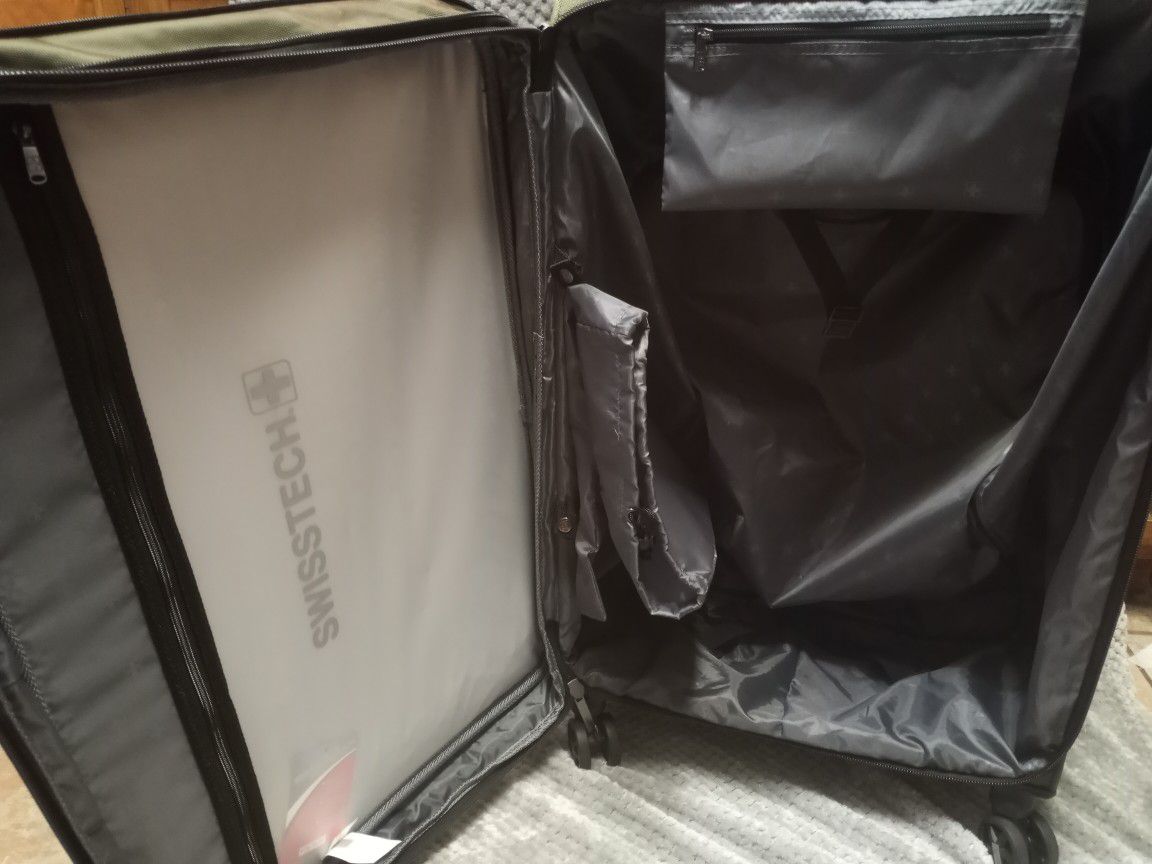 Luggage Perfect Xmas Gift For Anyone Going On A Trip! Brand New 95 Dollars