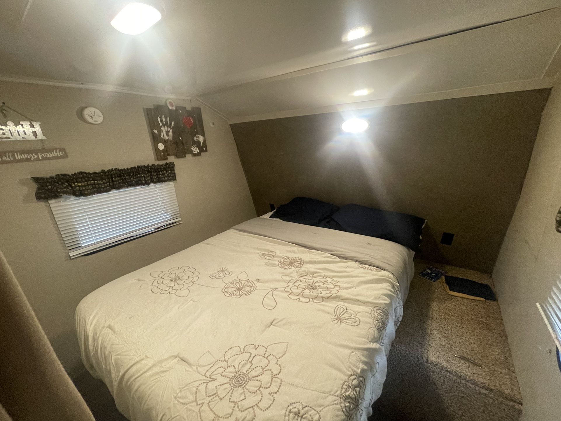 RV Summer land 2016 Good Condition Sleep 5 +, Full Kitchen Bathroom And Bedrooms